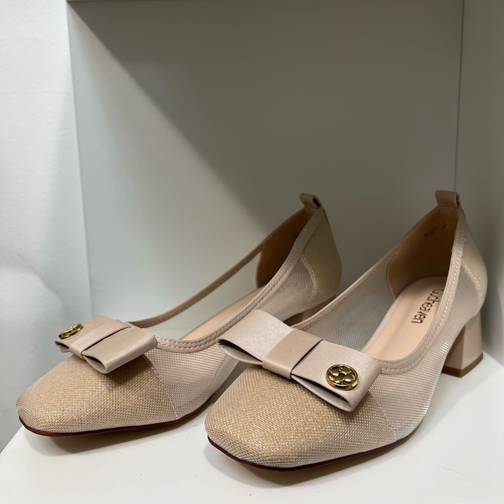 Chic Casual Block Toe and Heel Size: US: 6